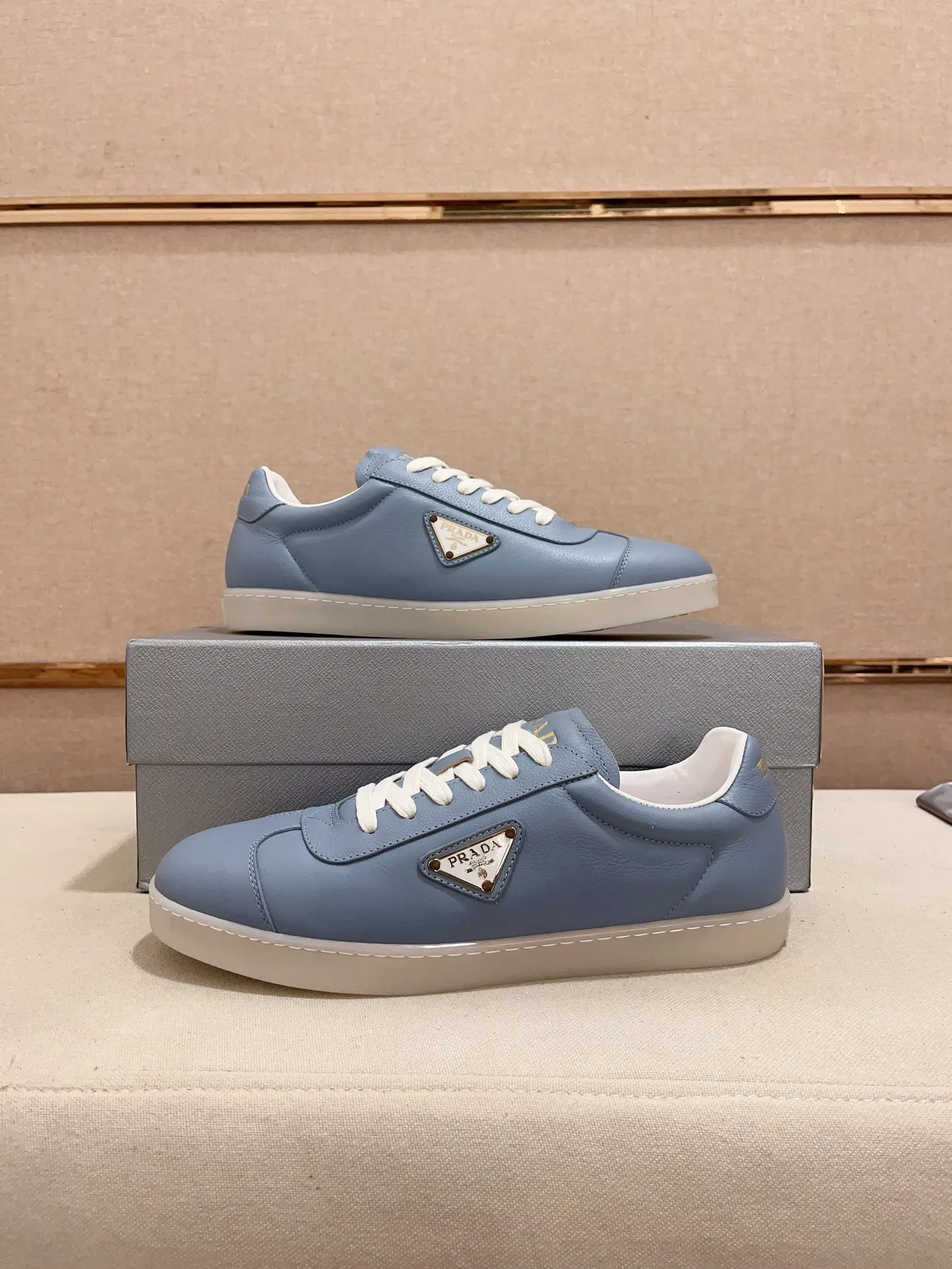 Men's Men's Shoes 💰 500💰 ✔️✔️✔️Higher version High-quality new PRADA (Prada) counters are launched simultaneously. The new men's shoes and 😘fabrics are made of high-tech glue-making technology. Lining: Full cowhide lining. 👍🏿 High-end ☄️ air-cushion molded anti-slip rubber outsole, exquisite lines, simple and elegant, comfortable and high-end for leisure travel. Code number: 38 to 44 (45 can be customized and cannot be returned or exchanged)